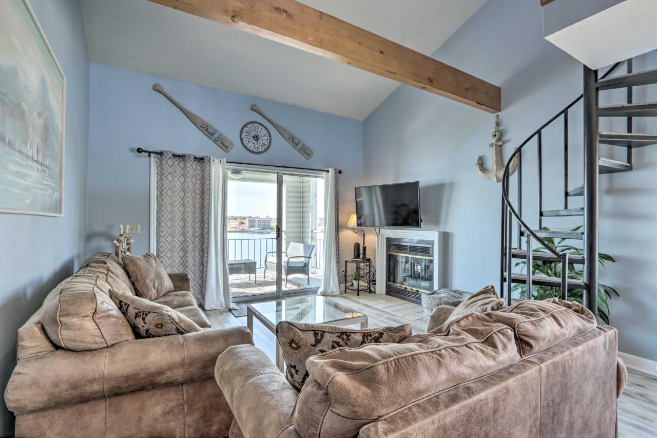 Sunny Osage Beach With Balcony And Lakefront View Екстер'єр фото